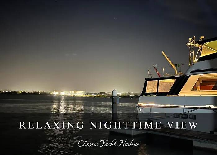 Classic Yacht Nadine In Poole Harbour, Dorset, With A Hot Tub Jacuzzi